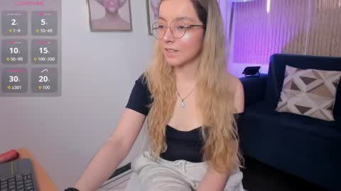 Snapshot of ana_ev chatting on July 9, 5:33 am Ana online show from July 9, 5:33 am