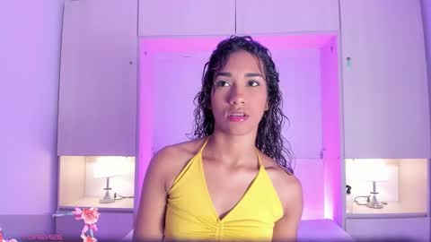 anaacollins_ online show from March 25, 11:27 am