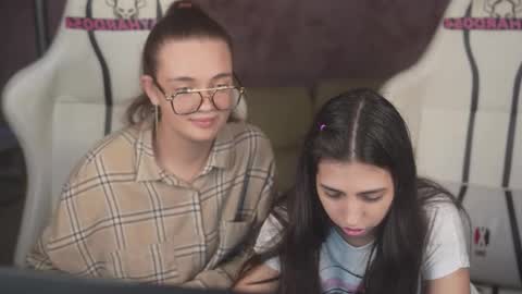 Snapshot of anabel2054 chatting on March 1, 11:23 am Sweet girls online show from March 1, 11:23 am