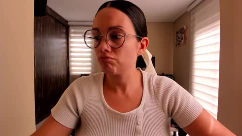 Snapshot of anabel_25 chatting on February 6, 3:37 pm Anabel online show from February 6, 3:37 pm