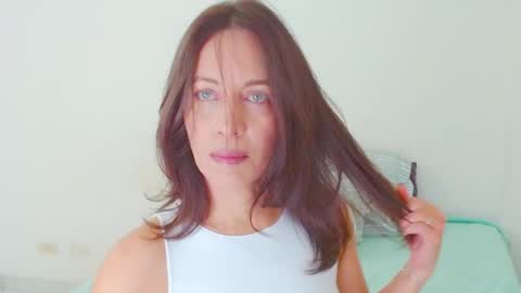 anapereira12 online show from April 12, 5:07 pm