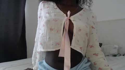 Snapshot of anayah002 chatting on March 21, 7:02 am mayah online show from March 21, 7:02 am