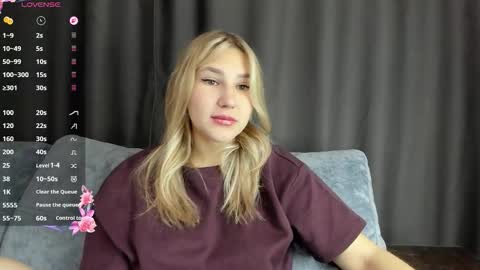 Snapshot of and1sa chatting on October 21, 8:37 am Andisa online show from October 21, 8:37 am