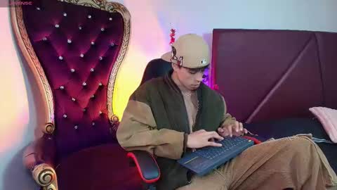 andreew_style_ online show from March 24, 8:25 pm