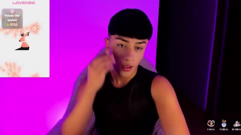 Snapshot of andreewwx_m chatting on November 8, 2:23 am Andrew online show from November 8, 2:23 am