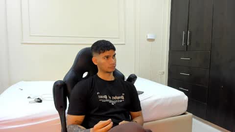 Snapshot of andres_stud chatting on April 16, 3:40 am andres_stud online show from April 16, 3:40 am