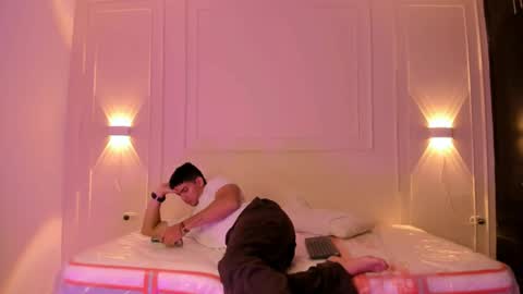 Snapshot of andres_stud chatting on June 25, 3:39 am andres_stud online show from June 25, 3:39 am