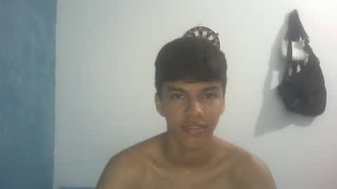 Snapshot of andresgr2t chatting on March 9, 7:23 am andresexxx online show from March 9, 7:23 am