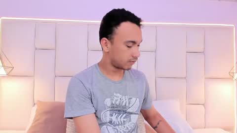Snapshot of andressolorzano chatting on May 2, 11:26 am Andres online show from May 2, 11:26 am