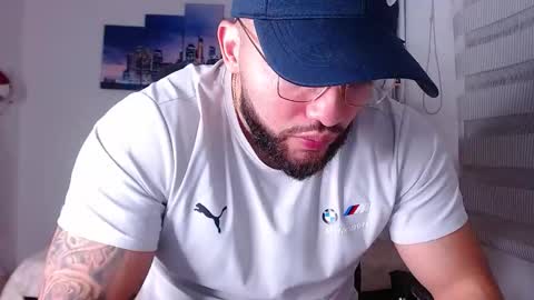 andrew_holden__ online show from November 21, 11:47 pm