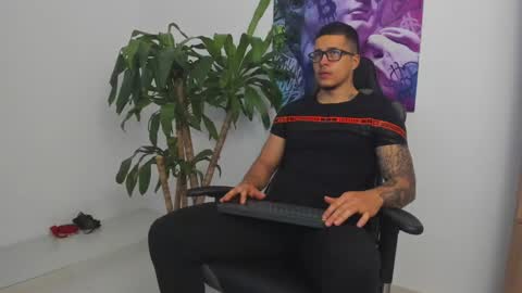 Snapshot of andrewmaterazzi chatting on December 9, 12:34 am andrewmaterazzi online show from December 9, 12:34 am