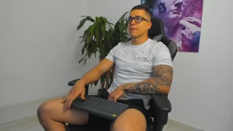 Snapshot of andrewmaterazzi chatting on February 25, 3:09 am andrewmaterazzi online show from February 25, 3:09 am