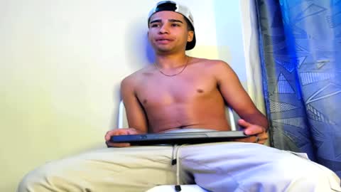 Snapshot of andy_0018 chatting on December 27, 9:28 am Andy online show from December 27, 9:28 am