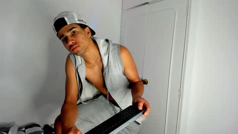 Snapshot of andy_0018 chatting on January 29, 7:57 am Andy online show from January 29, 7:57 am