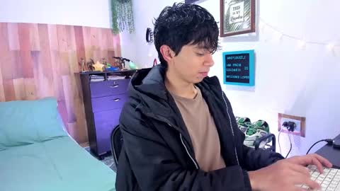 andy_guez_11 online show from January 21, 10:30 am