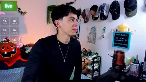 andy_guez_11 online show from October 20, 10:05 am