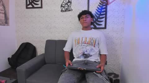 andy_jones7 online show from October 3, 7:33 pm