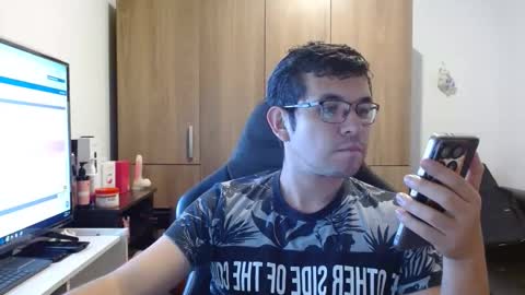 Snapshot of andyisasexmirrage chatting on December 14, 12:38 am Andres online show from December 14, 12:38 am