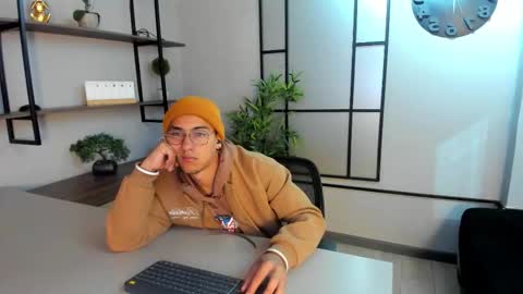 Snapshot of andyjoy_ chatting on November 12, 11:32 am Andy Joy online show from November 12, 11:32 am