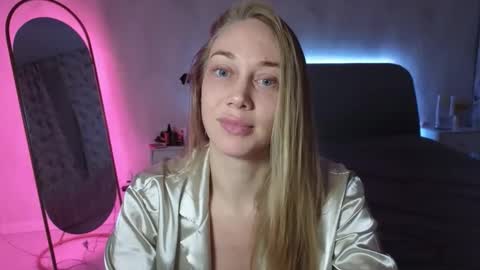 angel  blonde  online show from October 12, 8:08 pm