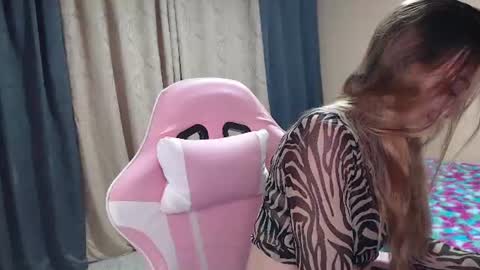 Snapshot of angel_girl10 chatting on June 19, 9:29 pm Angel Girl online show from June 19, 9:29 pm