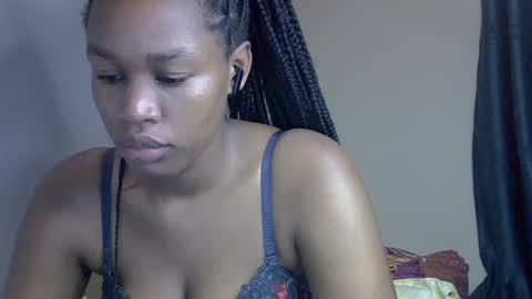Snapshot of angel_mia5 chatting on June 18, 1:06 am angel_mia5 online show from June 18, 1:06 am
