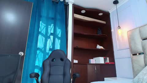 Nicolle  online show from December 20, 2:49 pm