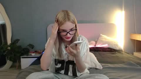 Snapshot of angel_share chatting on May 27, 12:51 am Angela online show from May 27, 12:51 am
