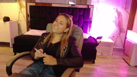 Snapshot of angel_white25 chatting on April 6, 12:17 pm Angel online show from April 6, 12:17 pm