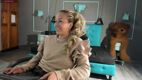 Snapshot of angel_white25 chatting on April 10, 11:37 am Angel online show from April 10, 11:37 am
