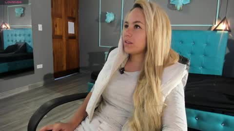 Snapshot of angel_white25 chatting on April 11, 1:15 pm Angel online show from April 11, 1:15 pm
