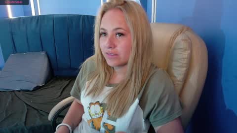 Snapshot of angel_white25 chatting on April 19, 6:10 pm Angel online show from April 19, 6:10 pm