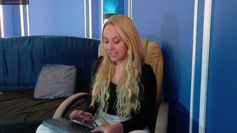 Snapshot of angel_white25 chatting on April 20, 11:46 am Angel online show from April 20, 11:46 am