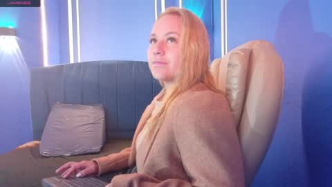 Snapshot of angel_white25 chatting on April 29, 1:26 pm Angel online show from April 29, 1:26 pm