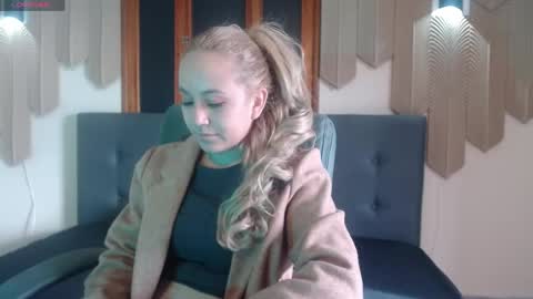 Snapshot of angel_white25 chatting on May 1, 12:10 pm Angel online show from May 1, 12:10 pm