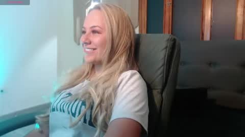 Snapshot of angel_white25 chatting on May 4, 11:17 am Angel online show from May 4, 11:17 am