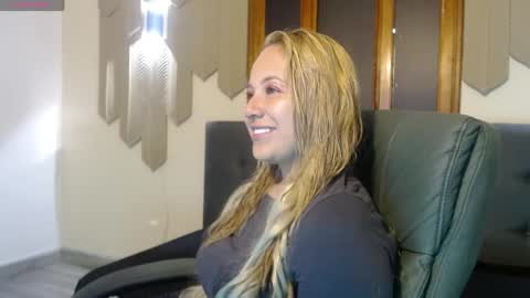 Snapshot of angel_white25 chatting on May 9, 11:26 am Angel online show from May 9, 11:26 am