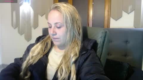 Snapshot of angel_white25 chatting on May 11, 11:38 am Angel online show from May 11, 11:38 am