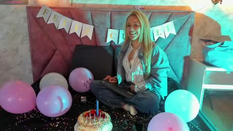 Snapshot of angel_white25 chatting on May 17, 11:50 am Angel online show from May 17, 11:50 am
