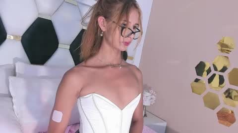 angela_garciaa online show from May 15, 8:05 pm