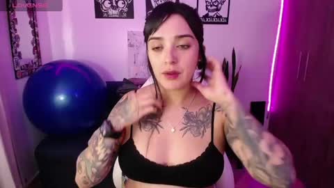 Snapshot of angela_lauren chatting on April 13, 11:10 pm Angela online show from April 13, 11:10 pm