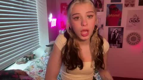 Snapshot of angelalex29 chatting on February 1, 1:20 pm Alex online show from February 1, 1:20 pm