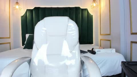 Snapshot of angelaluxi chatting on December 23, 3:01 pm Angela online show from December 23, 3:01 pm