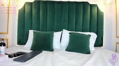 Snapshot of angelaluxi chatting on February 8, 8:32 pm Angela online show from February 8, 8:32 pm