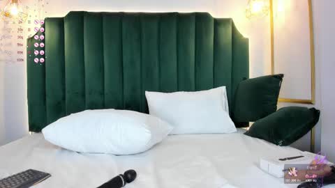 Snapshot of angelaluxi chatting on February 12, 8:29 pm Angela online show from February 12, 8:29 pm