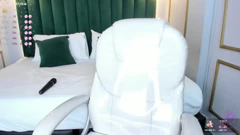 Snapshot of angelaluxi chatting on February 19, 5:49 pm Angela online show from February 19, 5:49 pm