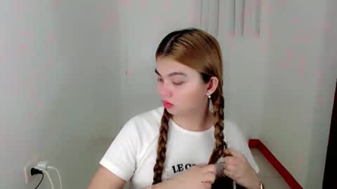 Snapshot of angelari_slut chatting on May 20, 9:59 am angelari_slut online show from May 20, 9:59 am