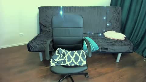 Snapshot of angelaroberti2 chatting on February 9, 8:13 pm glow online show from February 9, 8:13 pm