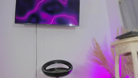 Angela online show from April 9, 9:15 am