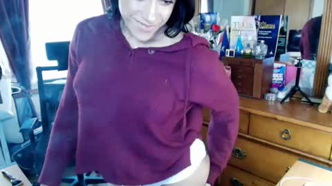 Snapshot of angelbaby11986 chatting on April 26, 10:51 pm Angela Longcock online show from April 26, 10:51 pm